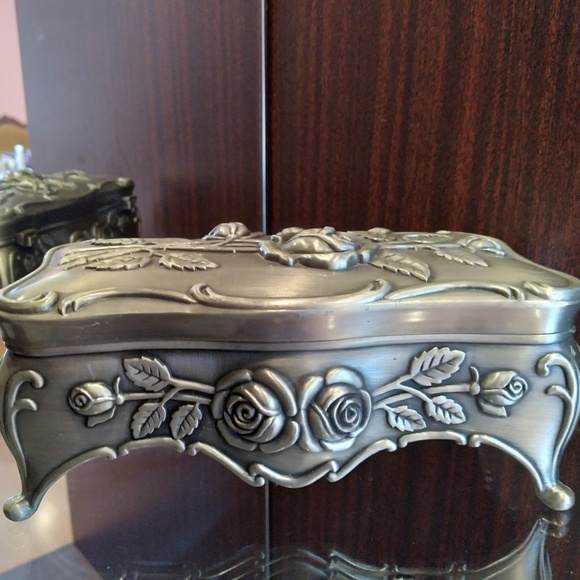 Metal Jewelry Box Roses Theme - Picture 7 of 7